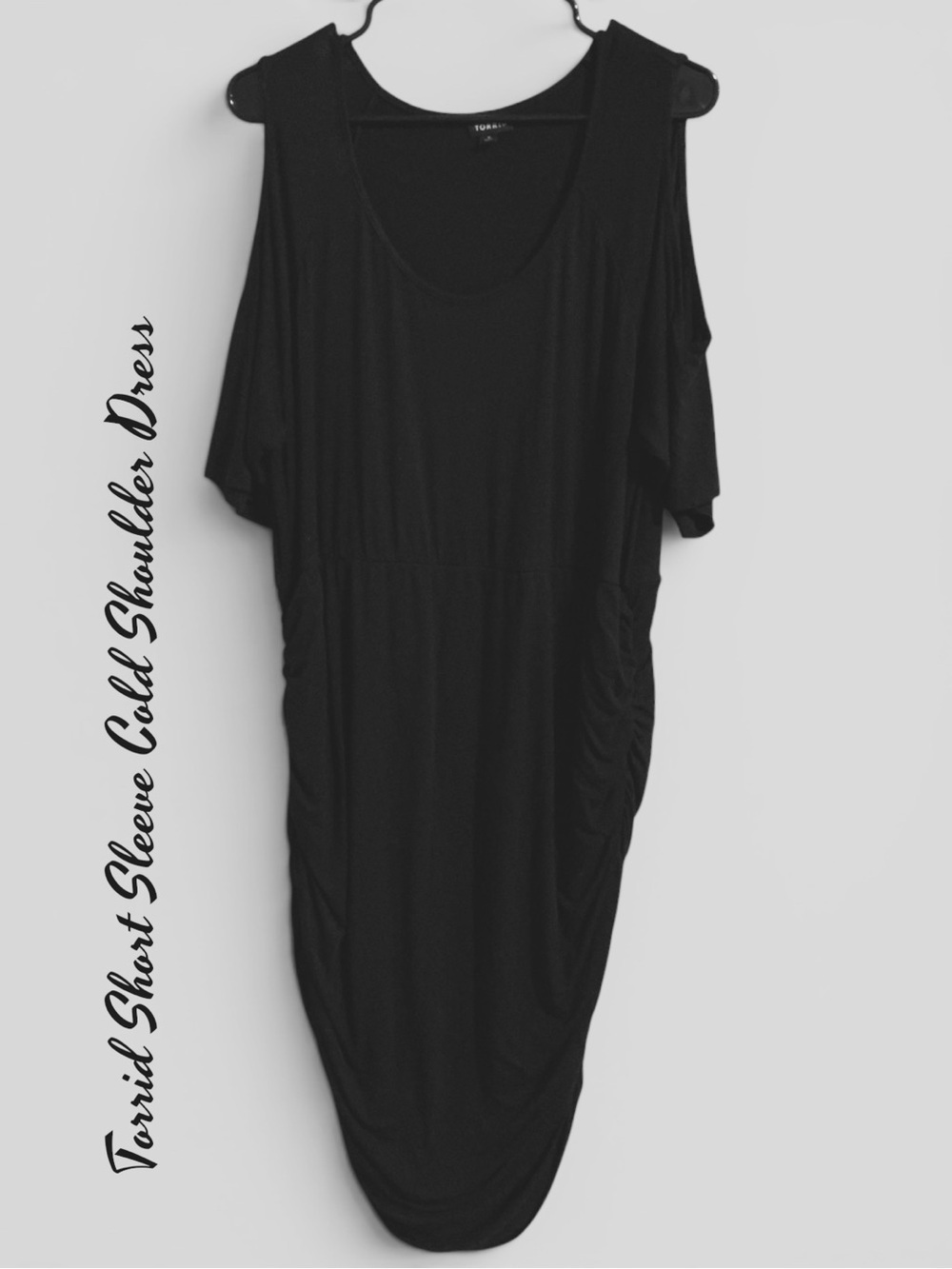 🌺torrid Black Short Sleeve Cold-Shoulder Scrunched Sides Midi Dress